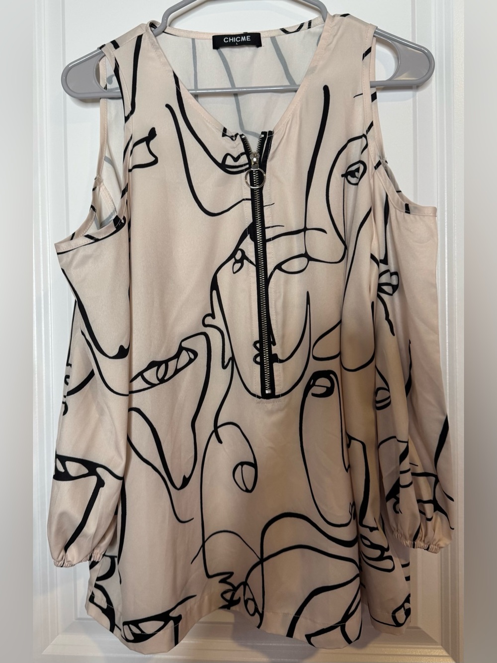 chic Beige Cold-Shoulder Blouse with Black Abstract Line Print & Front Zip Sz lg